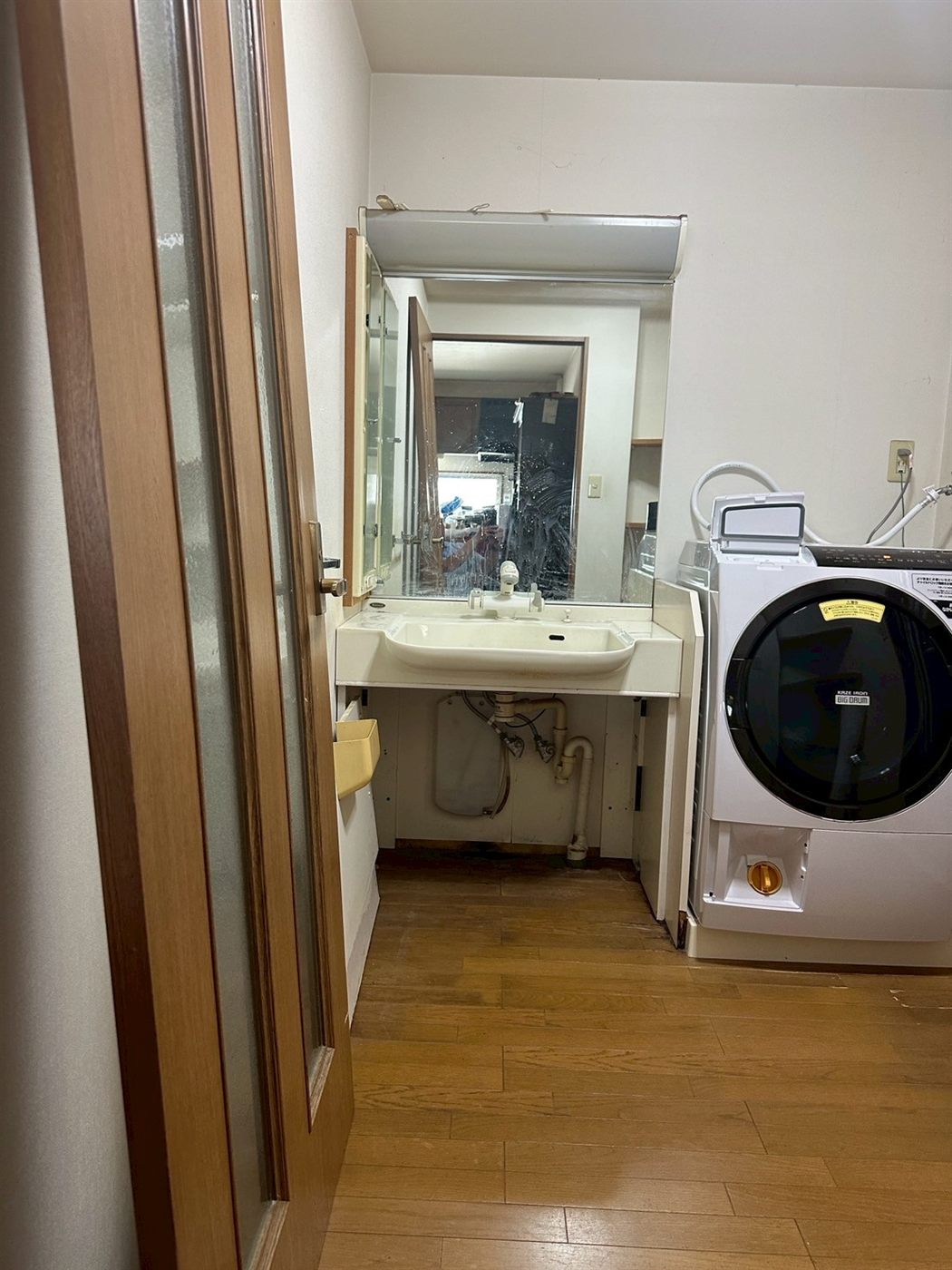 施工前：フローリングの古い洗面所