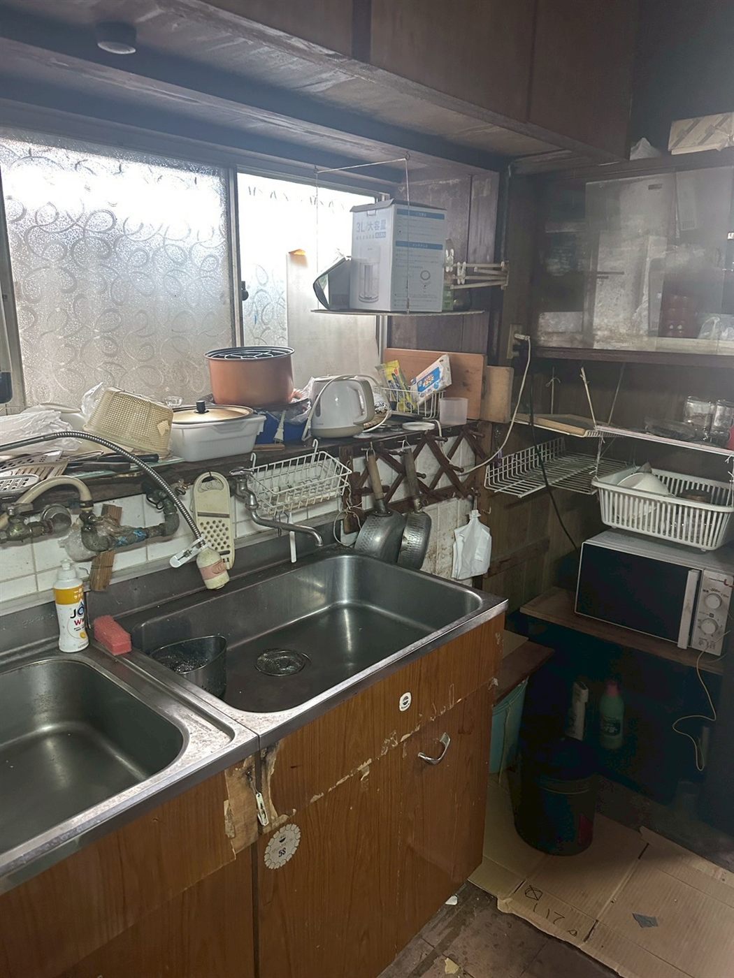施工前：古い流し台のキッチン