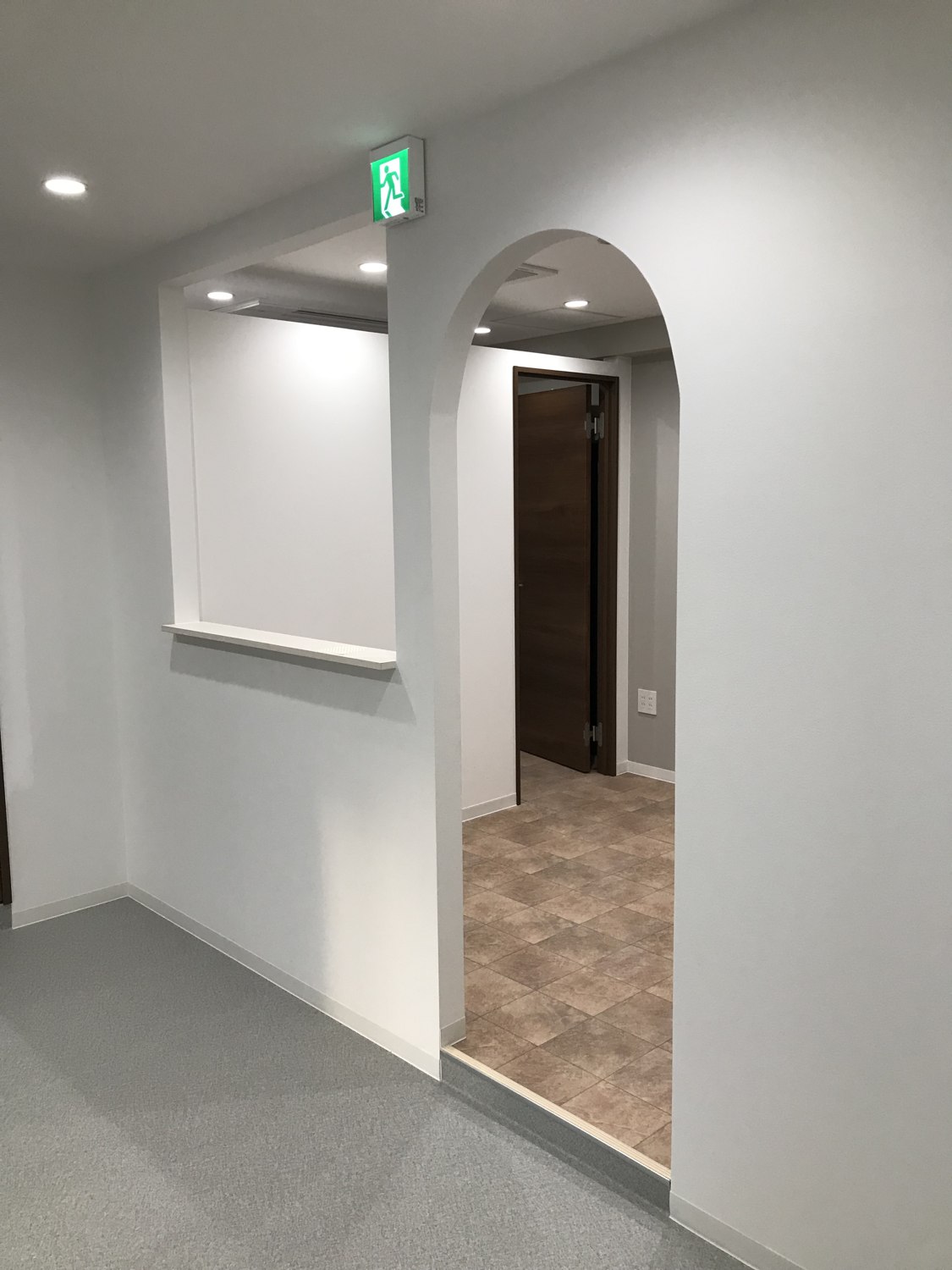 元町クリニックの白い壁とアーチ状の開口