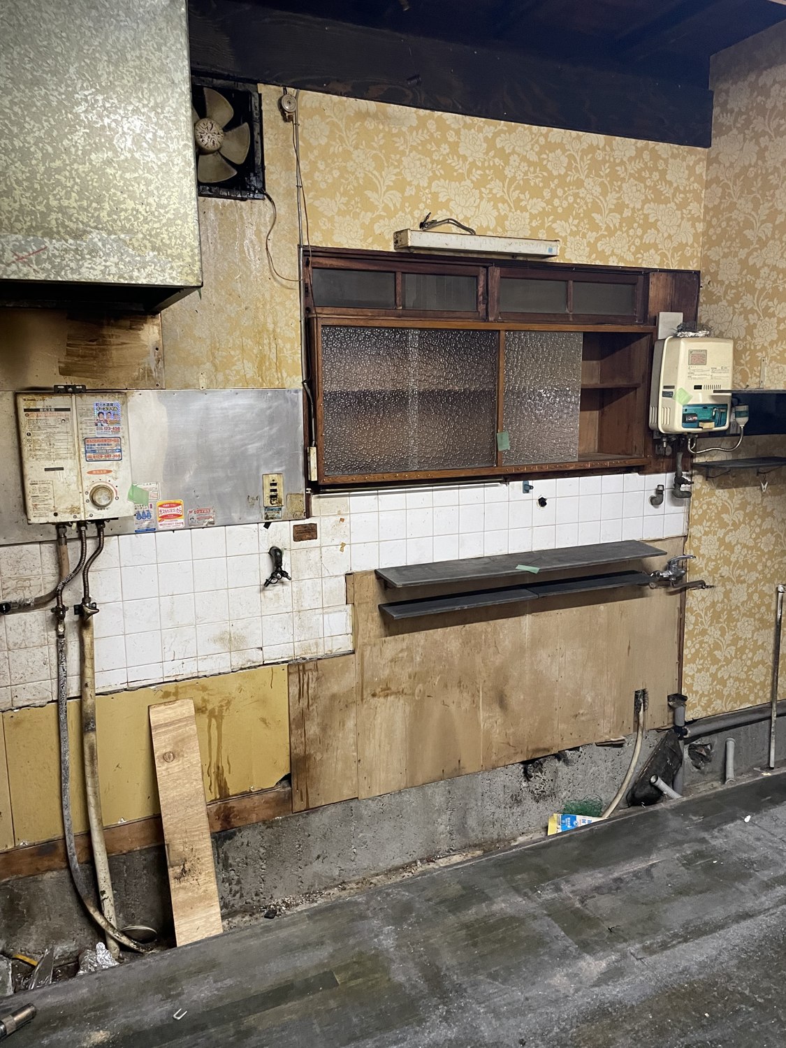 飲食店の内装を解体した施工途中の様子
