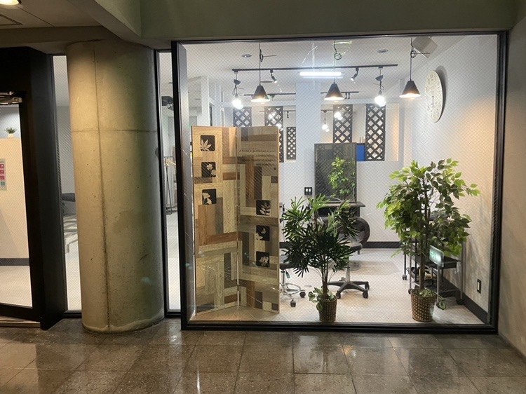 Aust hair Liz 高松店のガラス交換後の入口